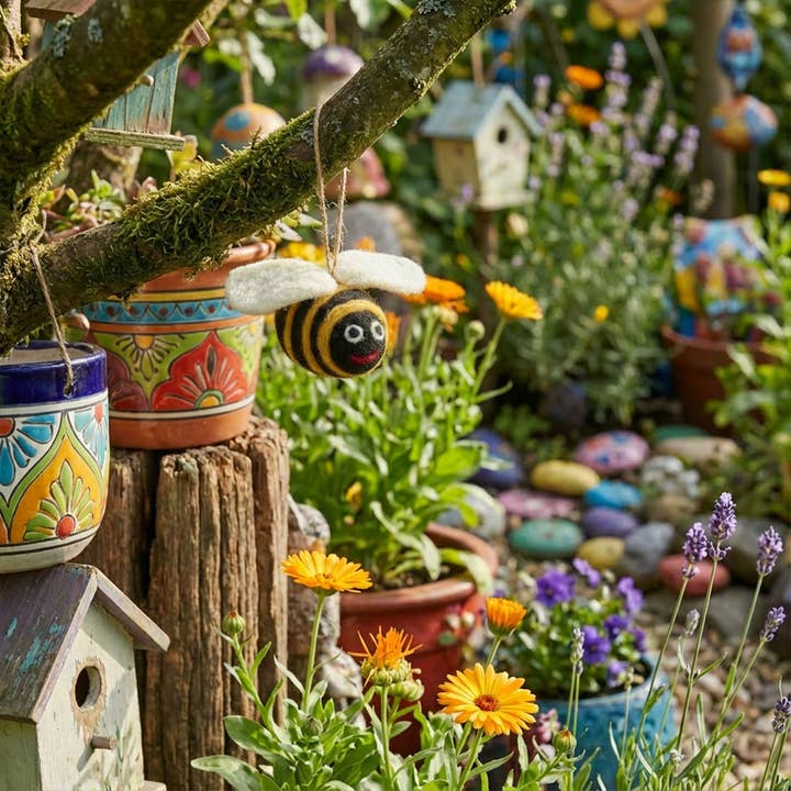 Felt So Good - Vente Objets de décoration - Grande abeille suspendue en feutre à aiguille biodégradable faite main4