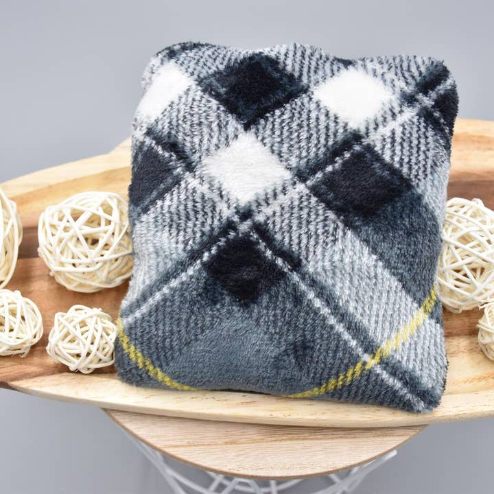 Plaid Plush for wholesale by pinkabell e.U.