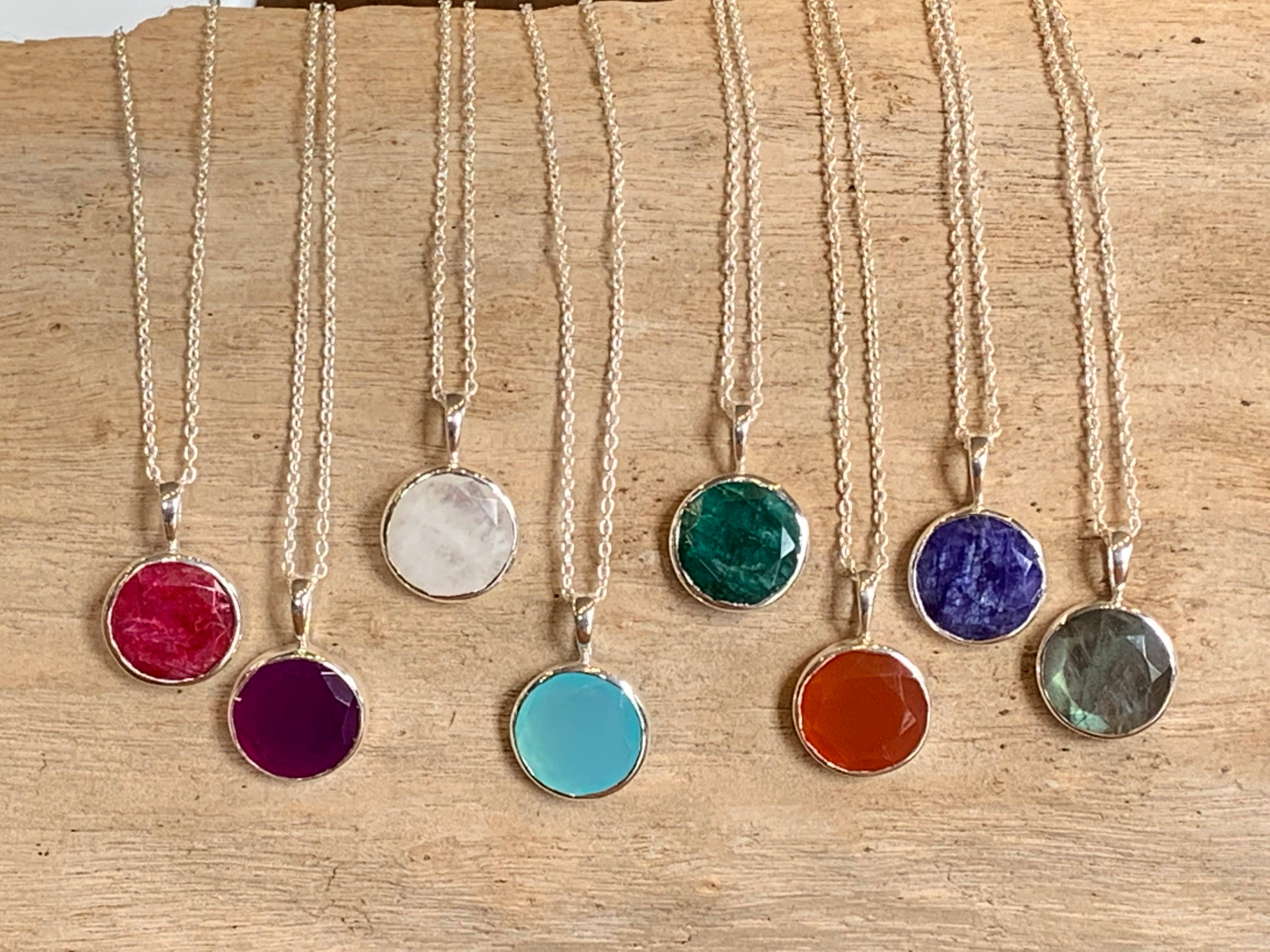 Asia West – Großhandel Kette mit Anhänger/Charm – Halskette aus rohem Smaragd – 14 mm Stein, 20" Kette9