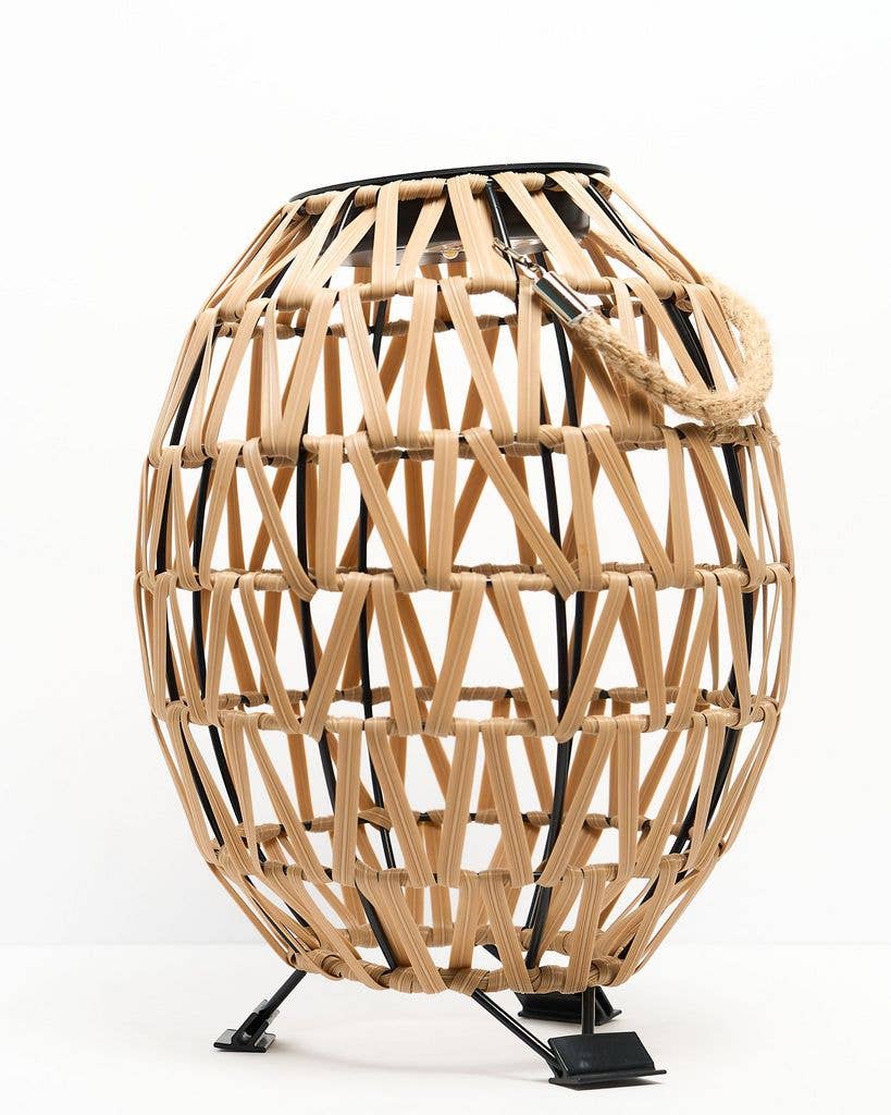 LJUSBRUN Utomhus tårdroppsformad solcellslampa i rotting för bordet för wholesale på Faire2