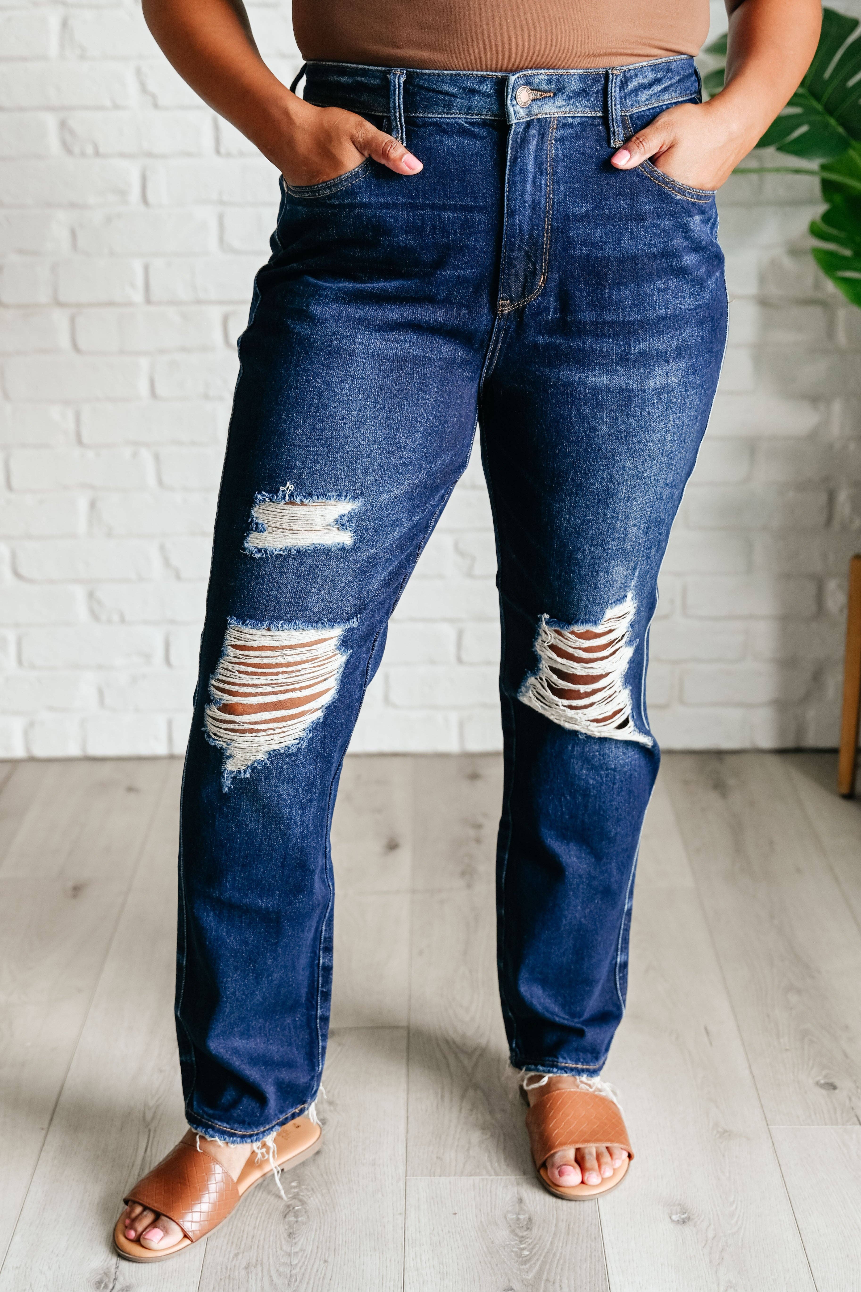 Avenue Wholesale - Vendita all'ingrosso Jeans - Donna - Jeans dritti Judy Blue High Rise Rigid Magic con effetto invecchiato1