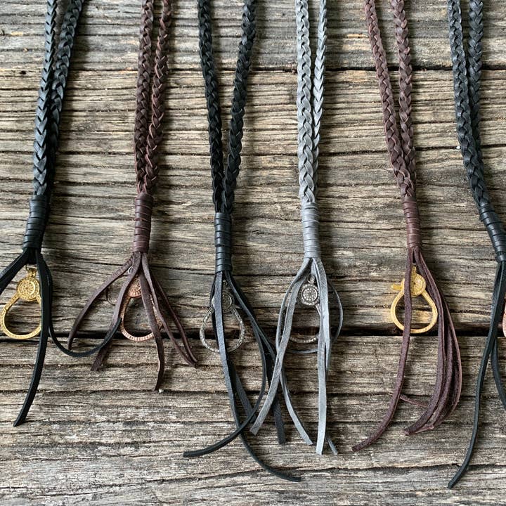 Lariat aus geflochtenem Leder mit großem Pavé-Diamant-Karabinerverschluss für den Großhandel von ILISSA MICHELE JEWELRY