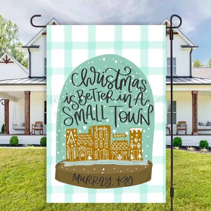 Doodles By Rebekah – wholesale Flagga – Julen är bättre i en liten stad* Anpassat stadsnamn* Garde0