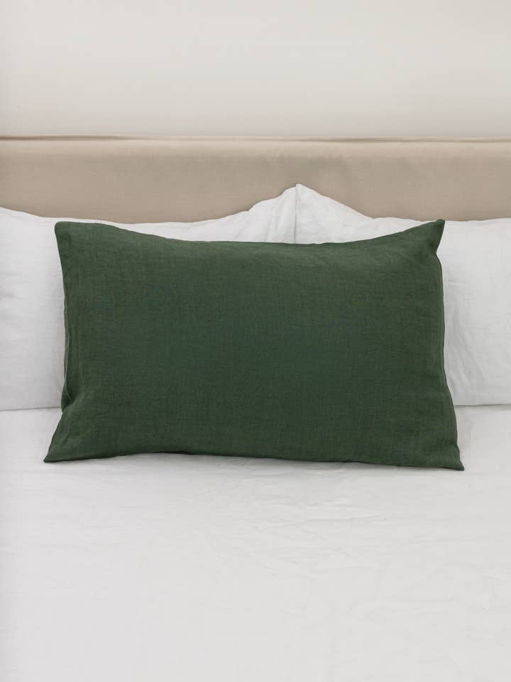 Pudebetræk i vaskede, skovgrønne lin for engroshandel hos Linen Spells