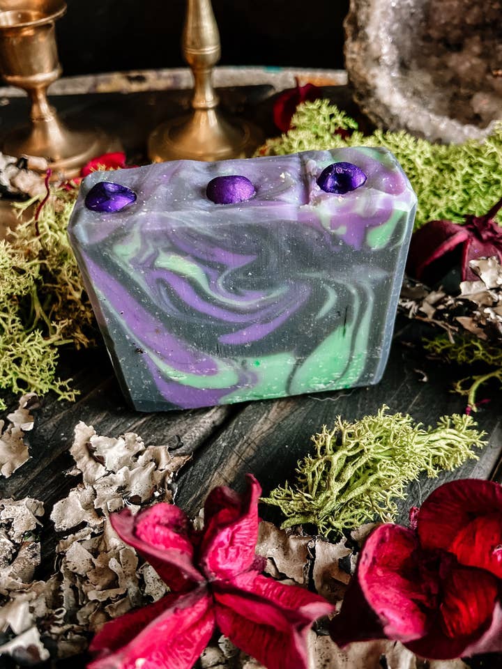 Savon Belladonna, Practical Magic, Savon Witchy, Witchy Gifts pour la vente par Sacred Lore