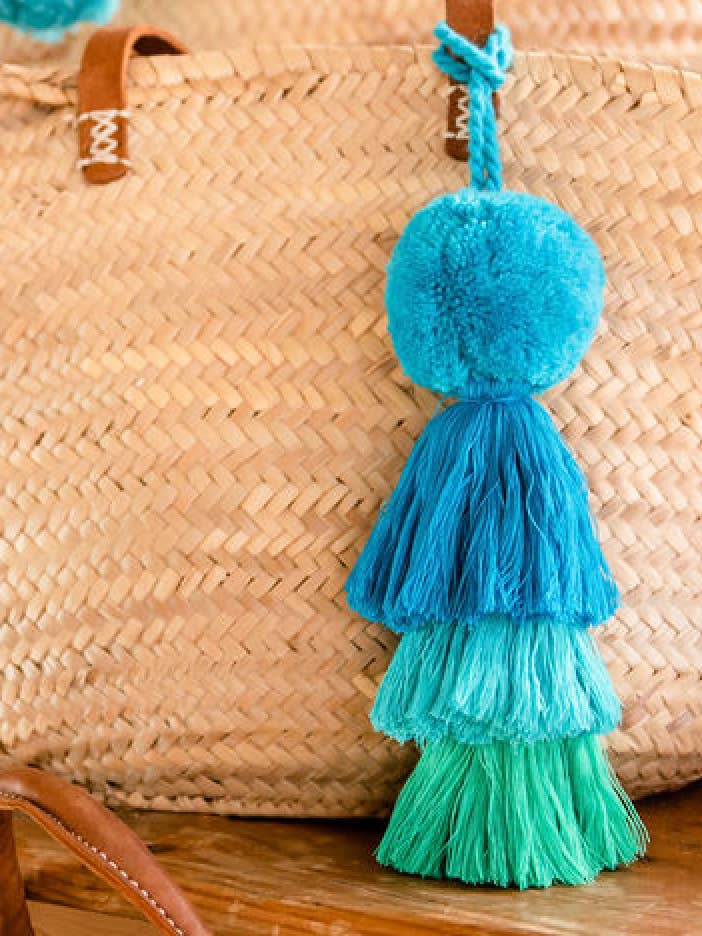 Bandolera Pom Pom Trio con borlas, 7 cm, color azul para venta al por mayor de PomPom Galore