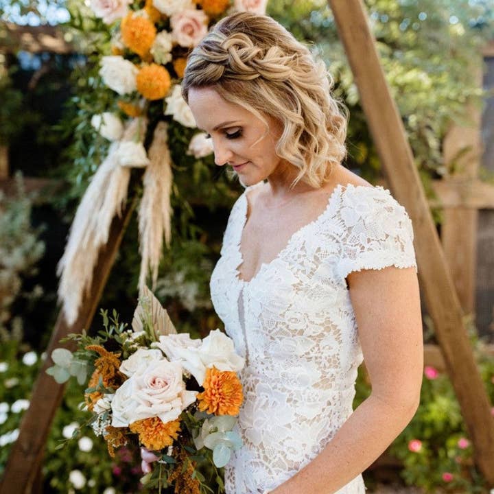 Ivory In Stock Size 6Us Dianira Wedding Dress for wholesale on Faire3