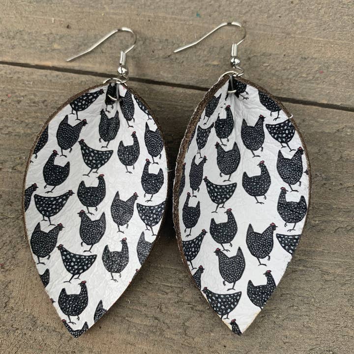 Svart och vitt kycklingläder örhängen för wholesale av Jill's Jewels