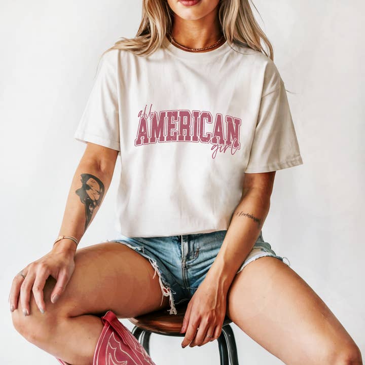 Trendznmore - Modern Graphic Apparel - Vente T-shirt à imprimés – femme - T-shirt graphique universitaire All American Girl2
