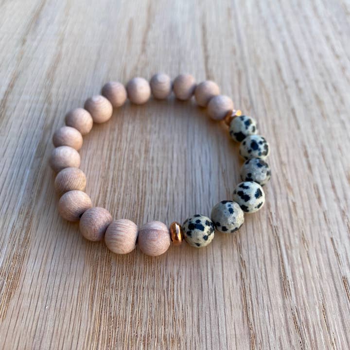 Bracciale diffusore di oli essenziali in diaspro dalmata e palissandro per la vendita all'ingrosso da parte di Love N’ Lava Designs