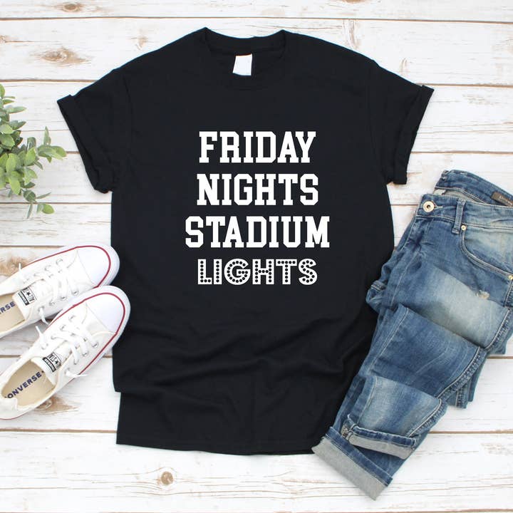 Fredag nætter Stadium Lights | Sports Tee for engroshandel hos Amy Anne Apparel Inc