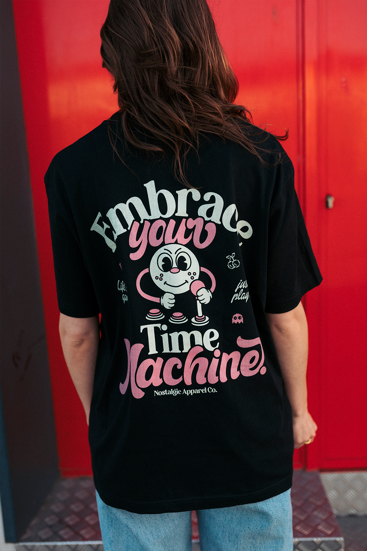 Nostalgic Apparel - Wholesale T-shirt met print - Uniseks - Embrace your Time Machine | Zwart T-shirt3