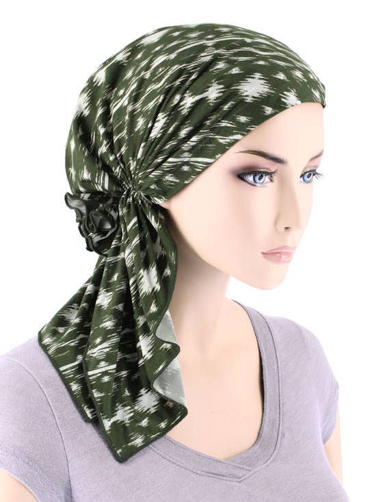 Le Foulard Bella Vert Olive Abstrait Ikat pour la vente par Turban Plus