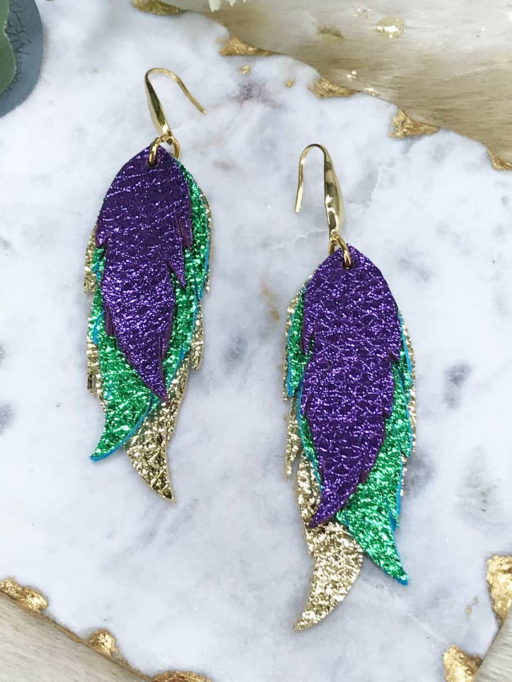 Mardi Gras tema ægte læder øreringe - E19-3835 for engroshandel hos Magnolia & Peach Jewelry Boutique, LLC