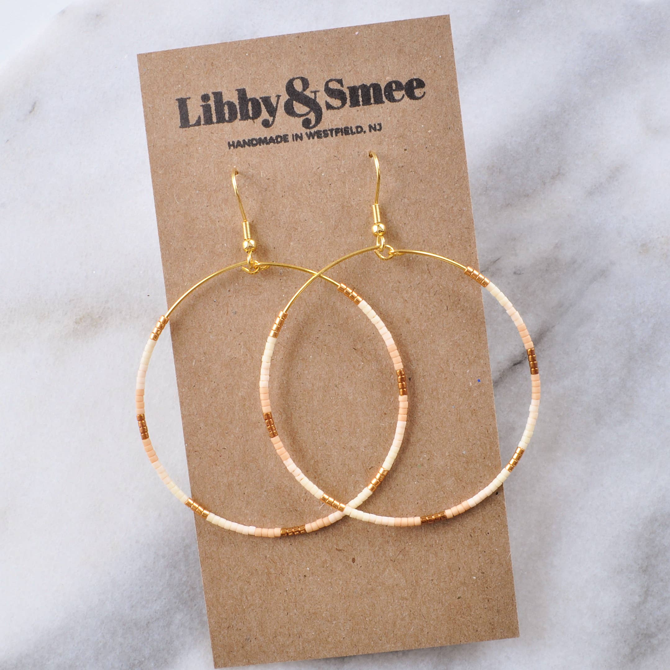 Libby & Smee – wholesale Hängande örhängen – Stora guldpärlformade dinglande hoopörhängen28