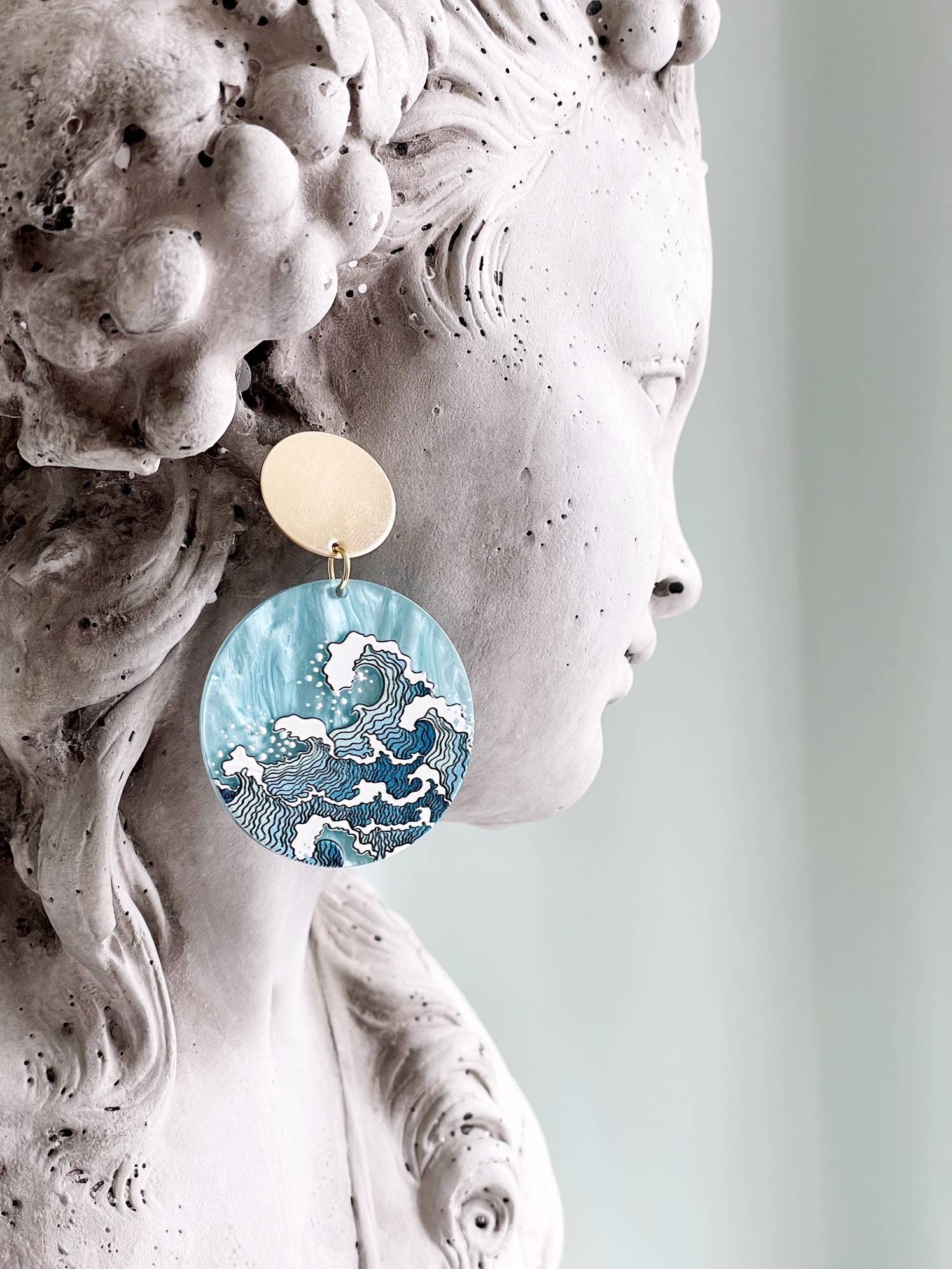 Pearl and Ivy Studio - Venta al por mayor Pendientes colgantes - Pendientes Beachy Boho, pendientes acrílicos llamativos - Ocean Wave1