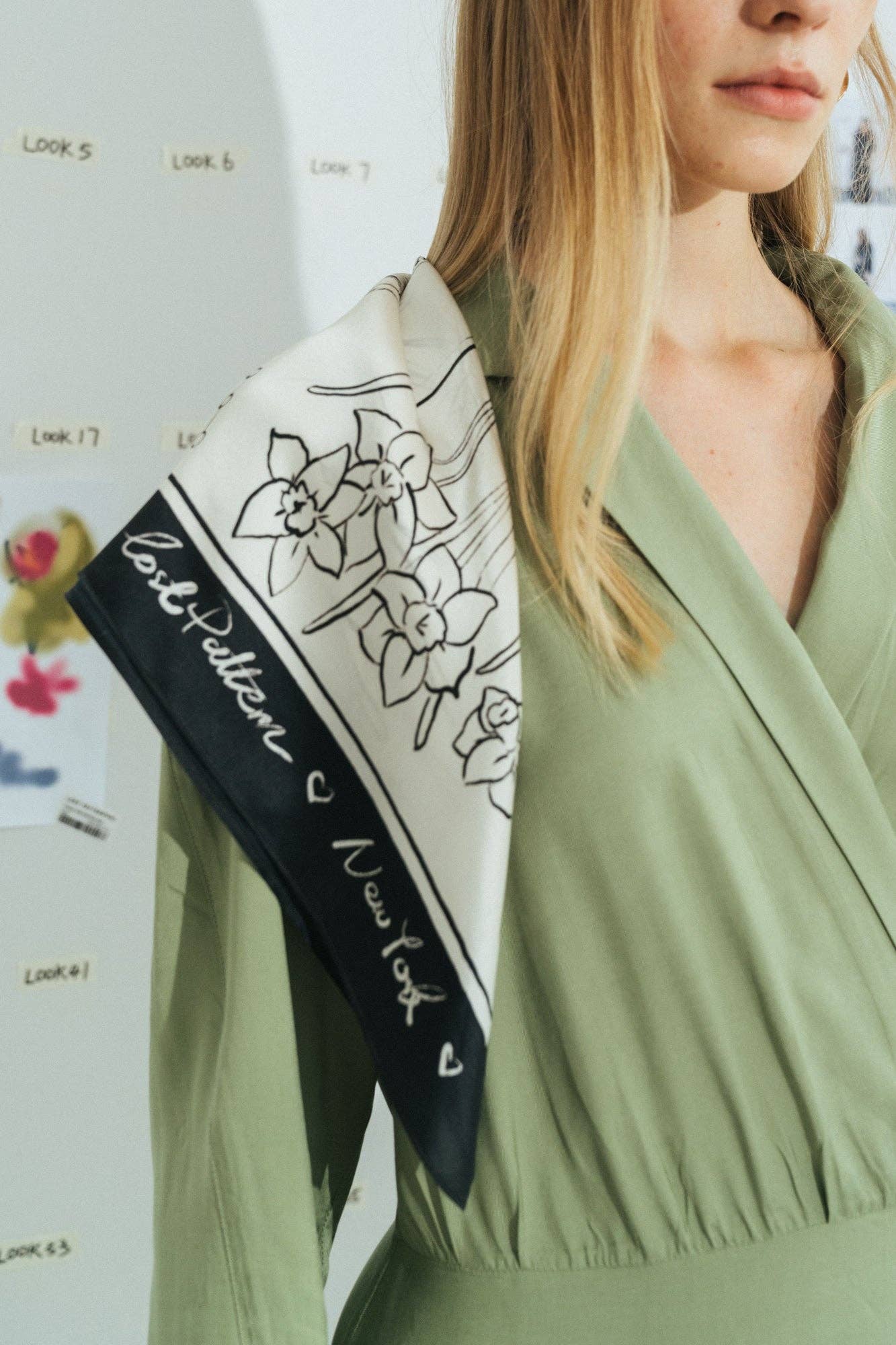 Bianco e Nero Foulard in seta « New York in Sketches » - Bianco e nero in vendita all'ingrosso su Faire5