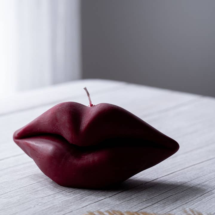 Allure CA - Wholesale Novelty Candle - Kissable Glow: Luxurious Lip-shaped Candle4