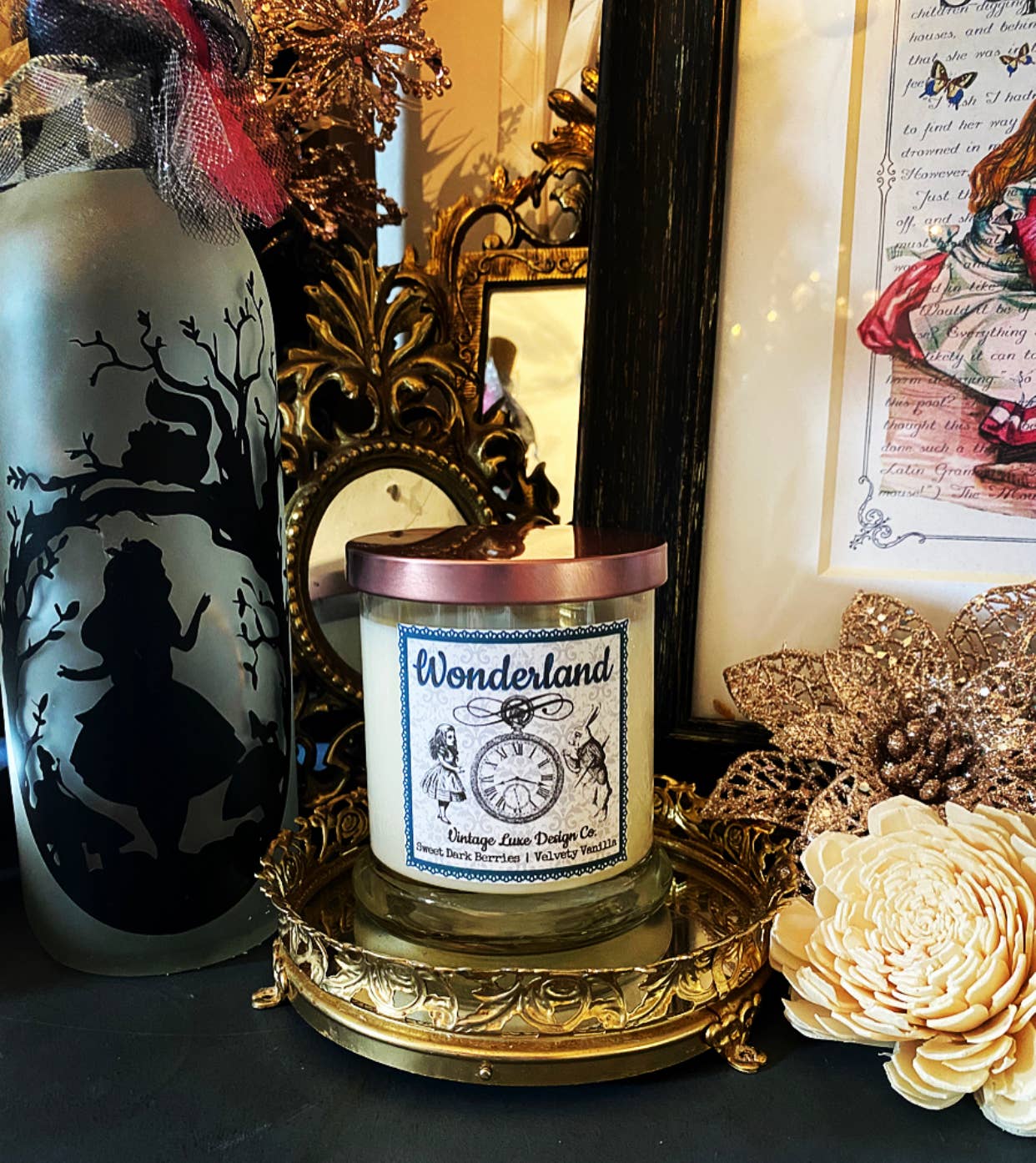 Vintage Luxe Design Co. – wholesale Burkljus – Alice Wonderland 10 Oz Soja vaxljus Whimsy Berry Vanilj8