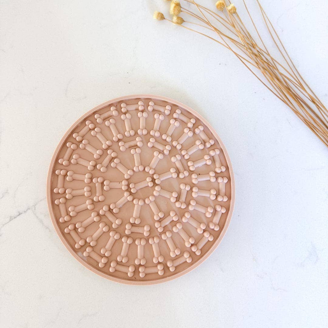 Cali Fluff Co. - Wholesale Pet Food Mat - Dog - Round Lick Mat2