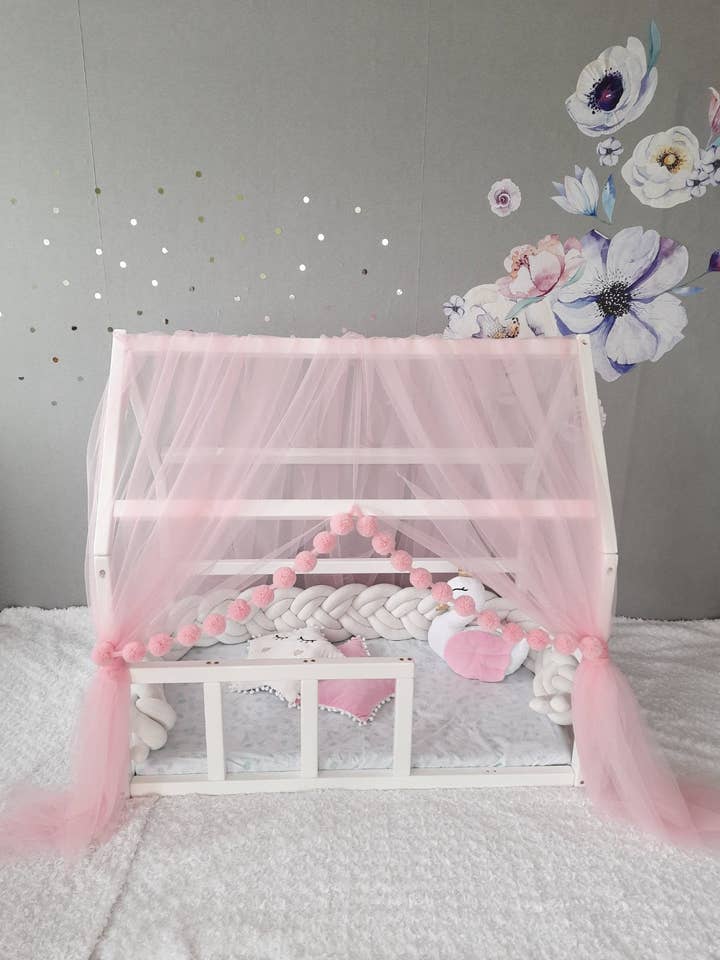 Baldaquin en tulle rose clair Montessori avec pompons pour chambre de bébé – Baldaquin de berceau pour la vente par Allbright Kids