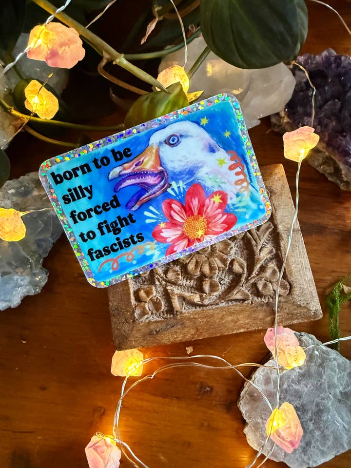 Né pour être idiot, forcé de combattre les fascistes : Autocollant d'oie pour la vente par Fabulously Feminist