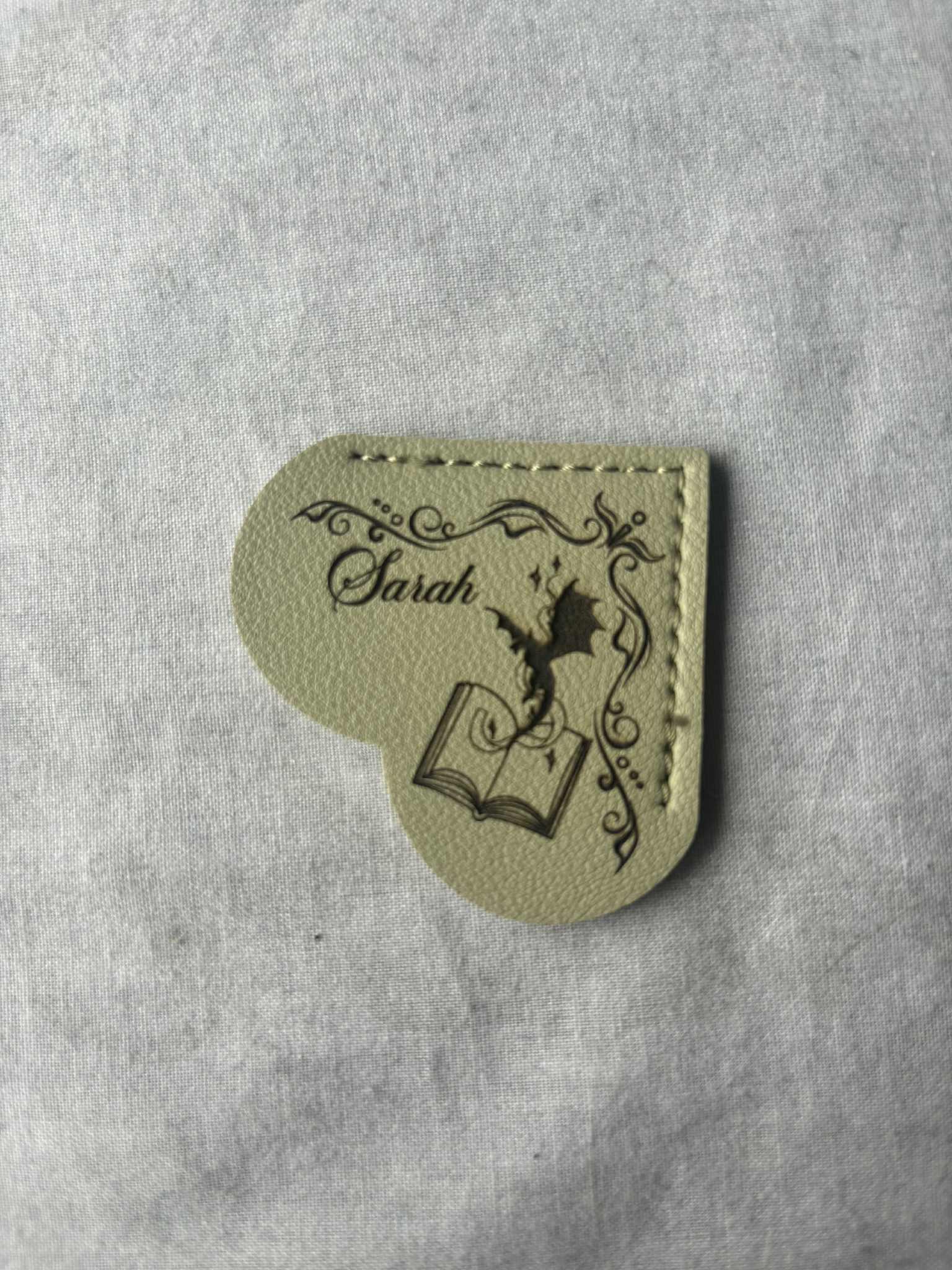 Cryptid Creations – wholesale Bokmärke – Bokmärke i konstläder format som ett hjärta med gravyr3