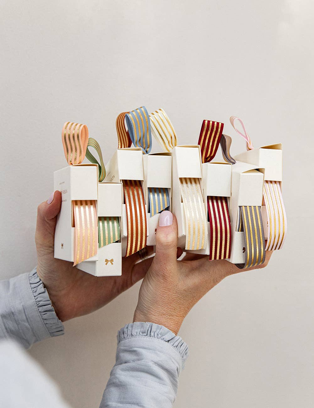 Bespoke Letterpress – Großhandel Band – Geschenke verpacken – Rotes Goldfolien-Geschenkband mit Streifen – 10 Meter13