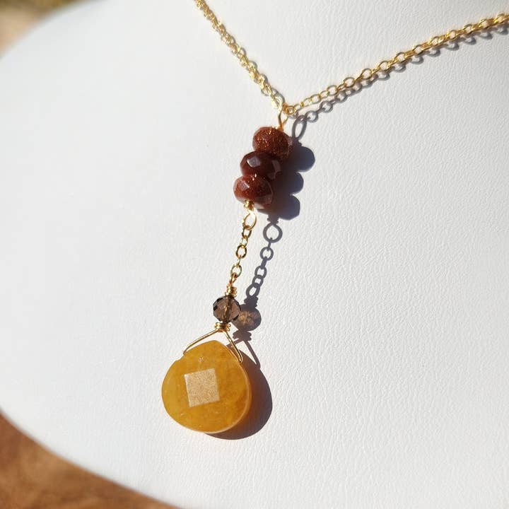 Collier en Y en jade fauve, quartz fumé et pierre de soleil dorée pour la vente par Edgy Petal Jewelry