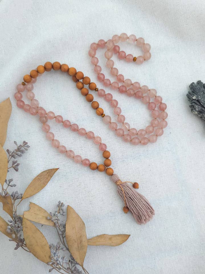 Quartz Fraise & Bois de Santal 108 Perles Mala Amour Joie pour la vente par Samadhi Mala Beads