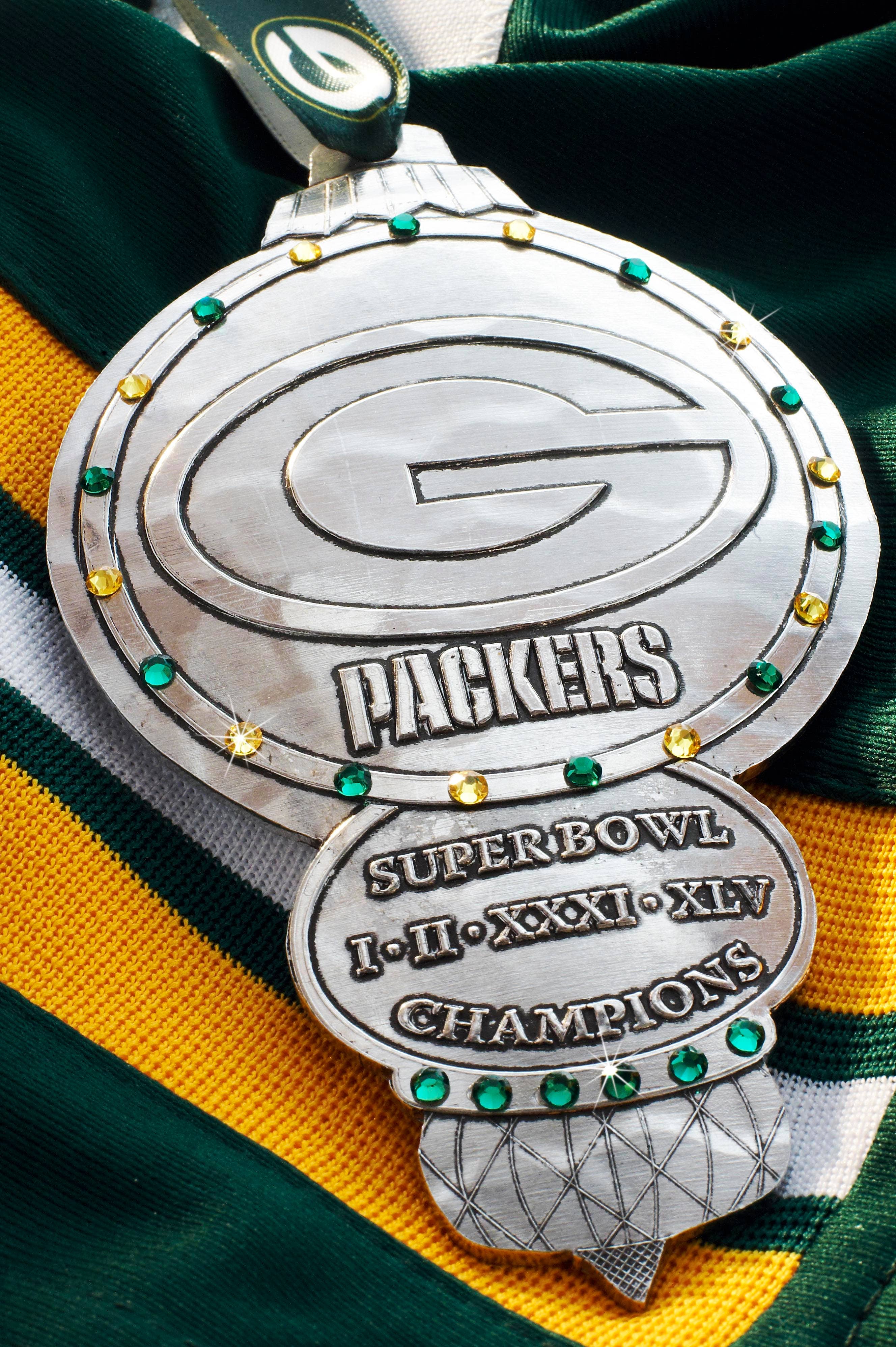 Wendell August - Wholesale Ornament - Green Bay Packers Collector's Edition Ornament with Crystals3