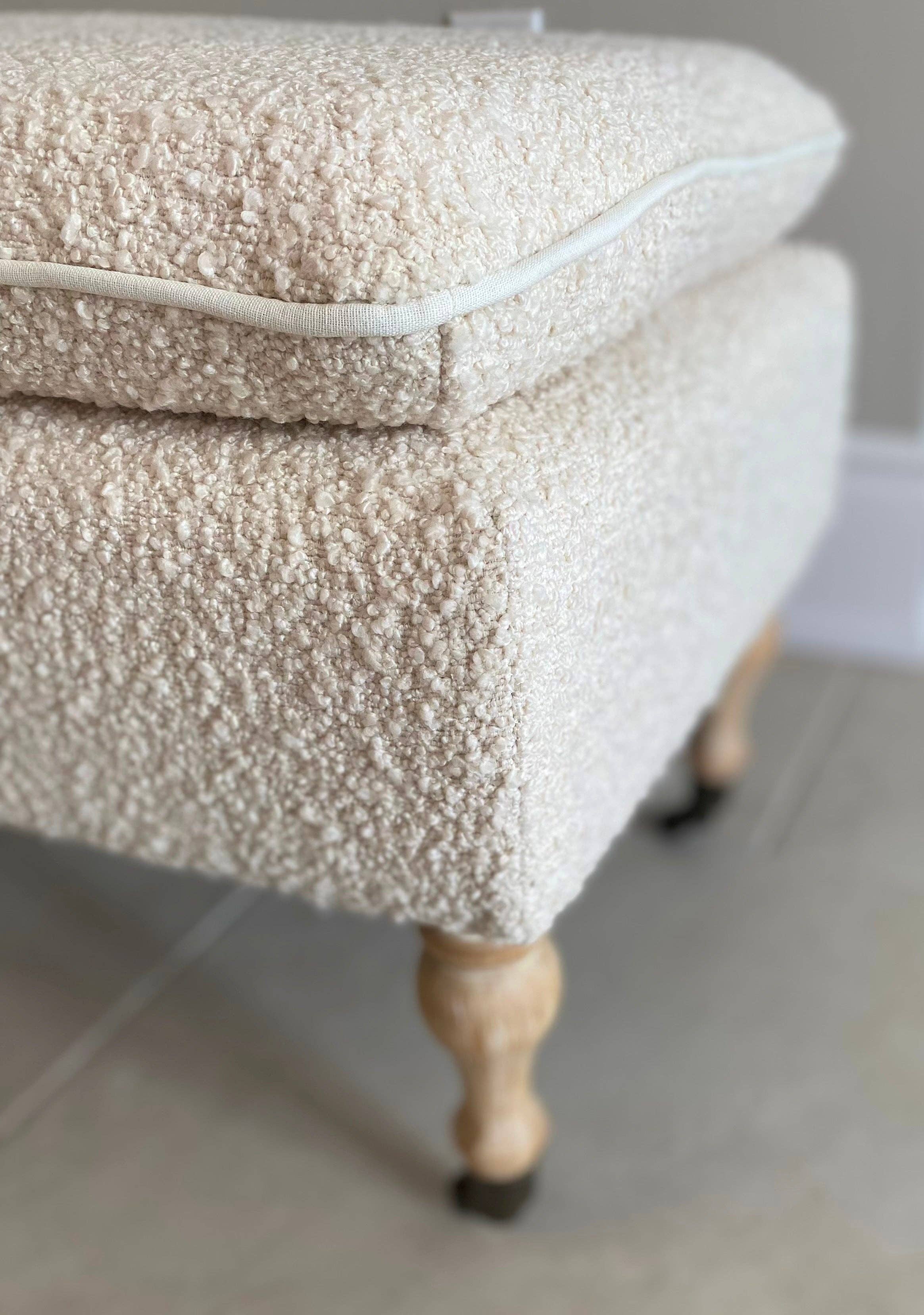 Seat4uhome - Venta al por mayor Bancos - Banco otomano Rovigo tapizado en tela boucle de 48 pulgadas con la parte superior acolchada4