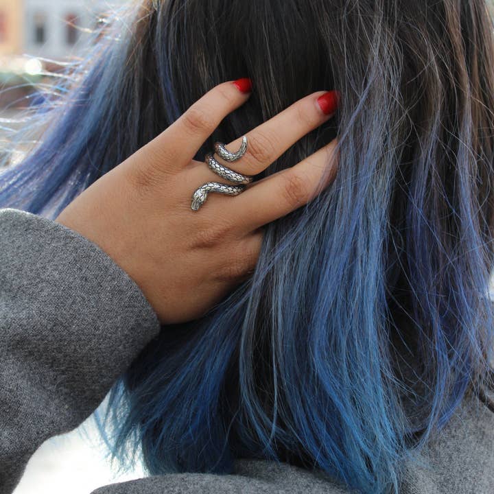 Grande bague en acier Snake pour la vente par Maral Kunst