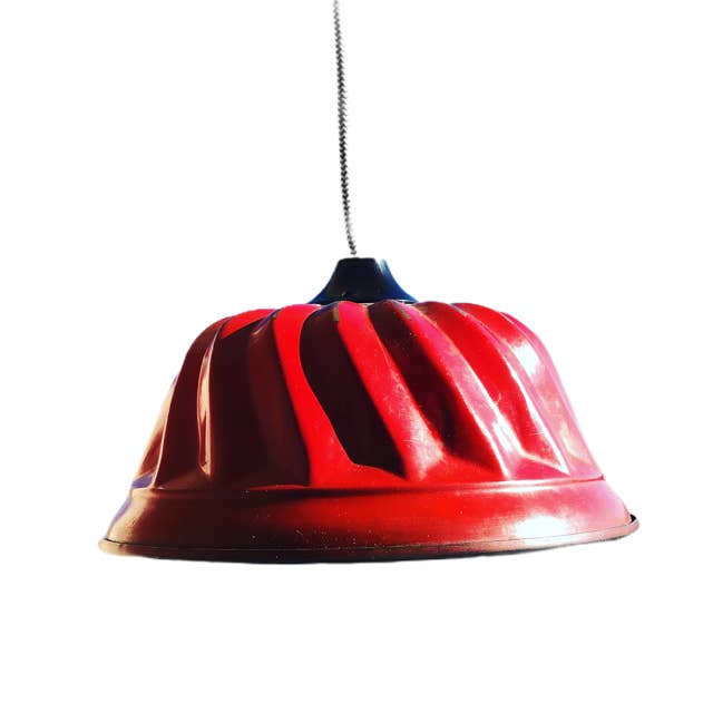 Rødt køkkenlampe fremstillet af en brugt kageform for engroshandel hos VintageLampenManufaktur