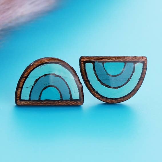 Süße Ohrstecker aus Regenbogenholz für Mädchen für den Großhandel von FH&L Creations