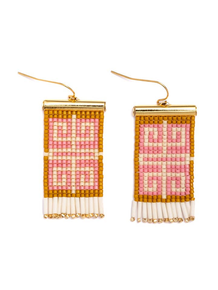 Orecchini Labirinto della Giungla Intrecciati a Mano con Perline (Rosa/Senape) per la vendita all'ingrosso da parte di Mayana Designs Co