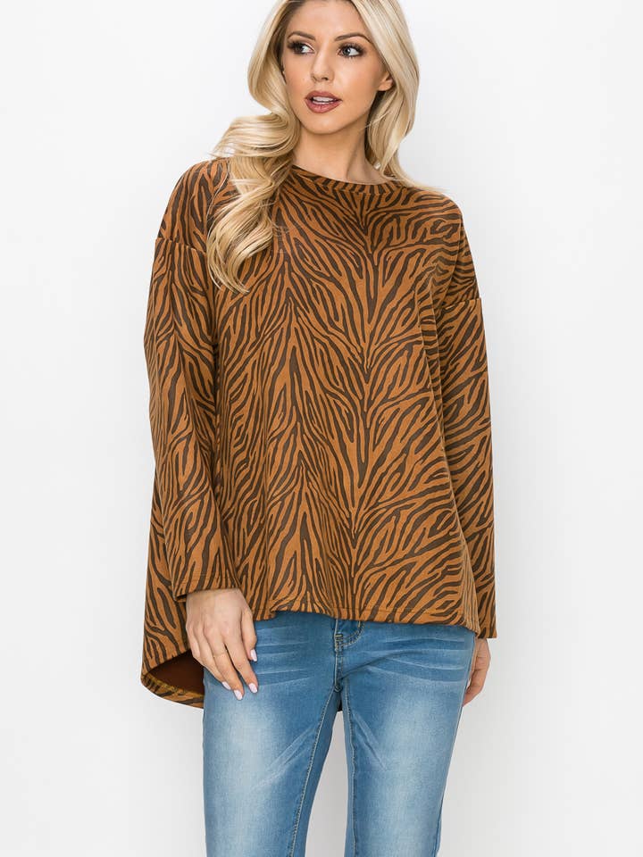 Haut en suédine imprimé animal Alcee pour la vente par Joh Apparel