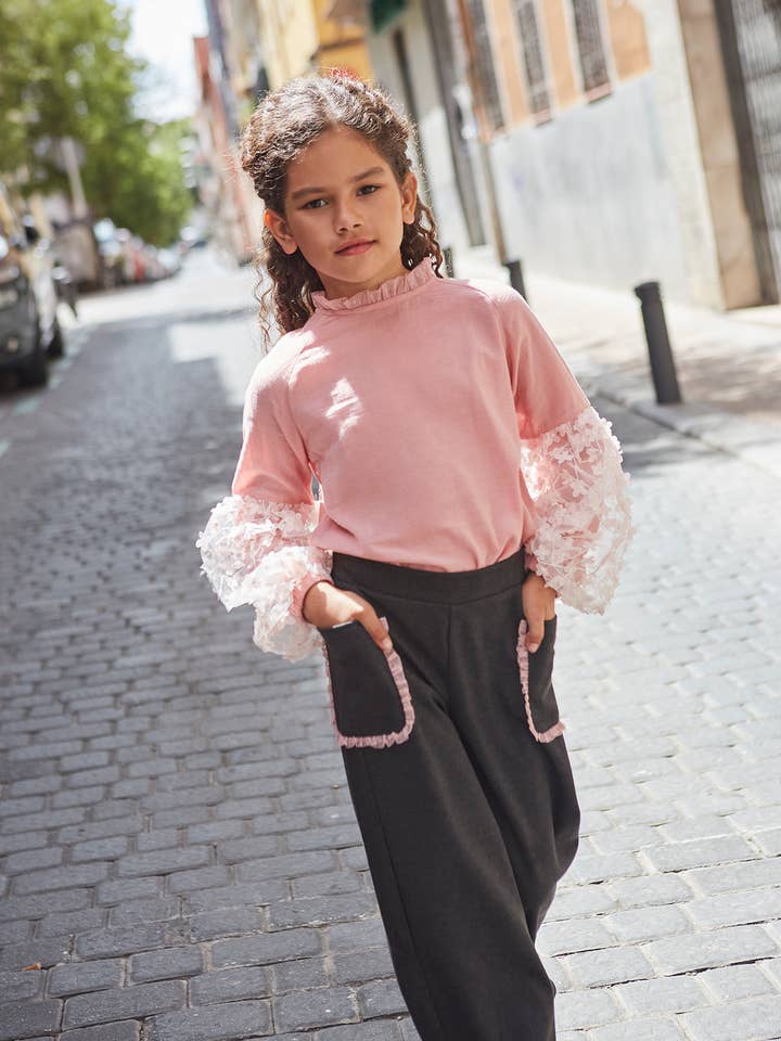 Pantaloni culotte a gamba larga da bambina neri con tasche dettagliate in rosa per la vendita all'ingrosso da parte di Newness Kids