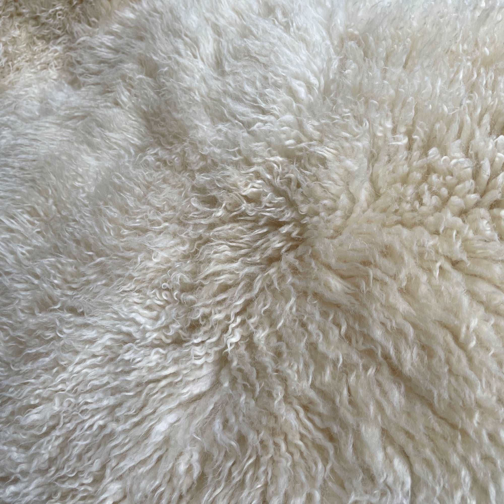 Wildash London - Wholesale Area Rug - British Curly Sheepskin Ivory Cream White 100% Natural Sheep Skin Rug5