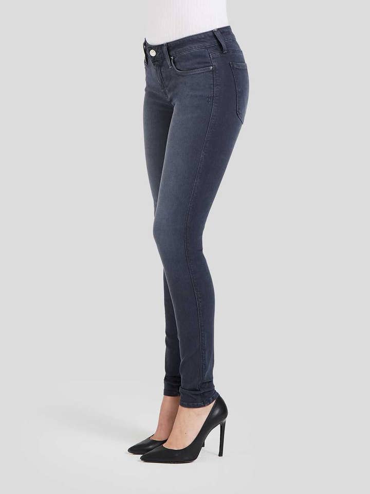 JEANS FEMININOS SKINNY TINGIDOS DE CINTURA MÉDIA por atacado de Private Label Clothing