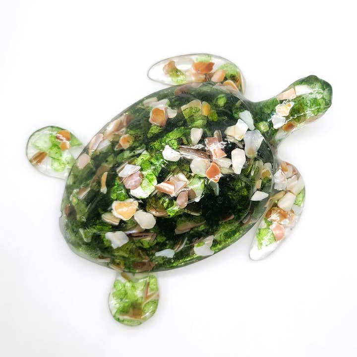 JEMS of the Sea – Engroshandel Pyntefigur – Harpiks havskildpadde figur - Lavet med grønt havglas og muslingeskaller6