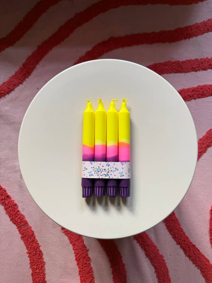 Juego de 4 velas teñidas en degradado neón en lila, rosa y amarillo burbujeante – Decoración premium teñida a mano para venta al por mayor de Wichtigedinge