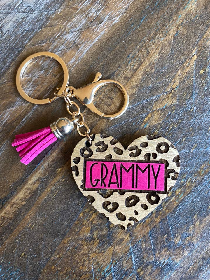 Portachiavi con nome a cuore in legno leopardato per la vendita all'ingrosso da parte di Pineywood Posh