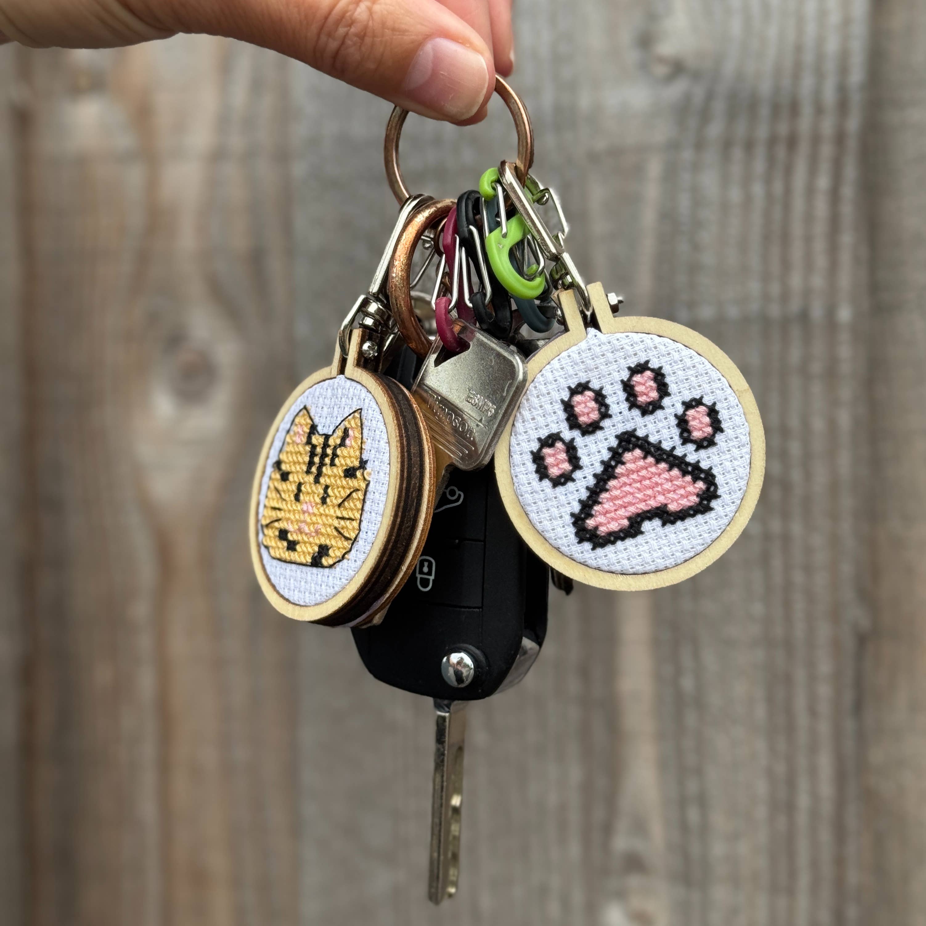 The Crafty Kit Company - Venta al por mayor Material para bordado/punto de cruz - Kit de Punto de Cruz en Miniatura 'Para que No Olvidemos' en Caja de Cerillas7