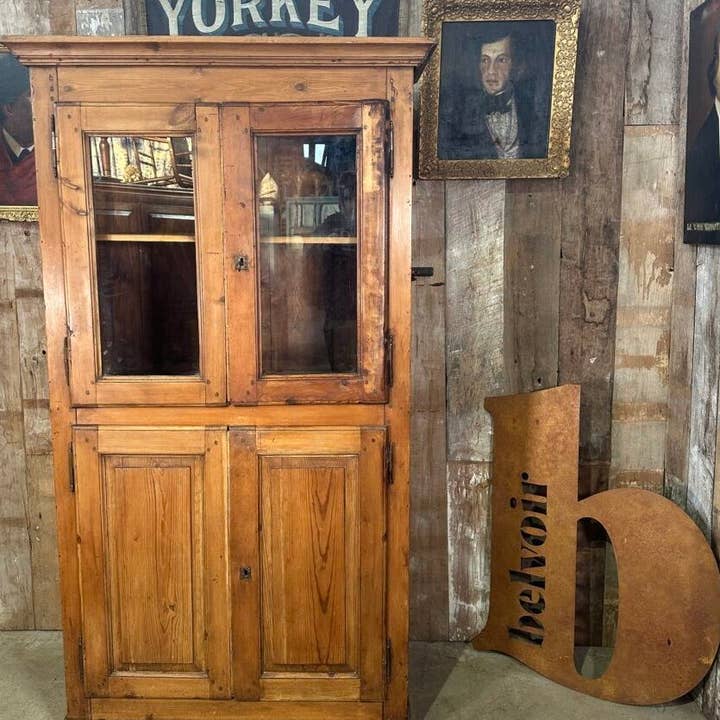 Ancien grand placard de cuisine français en pin vitré, vers 1850 pour la vente par belvoir