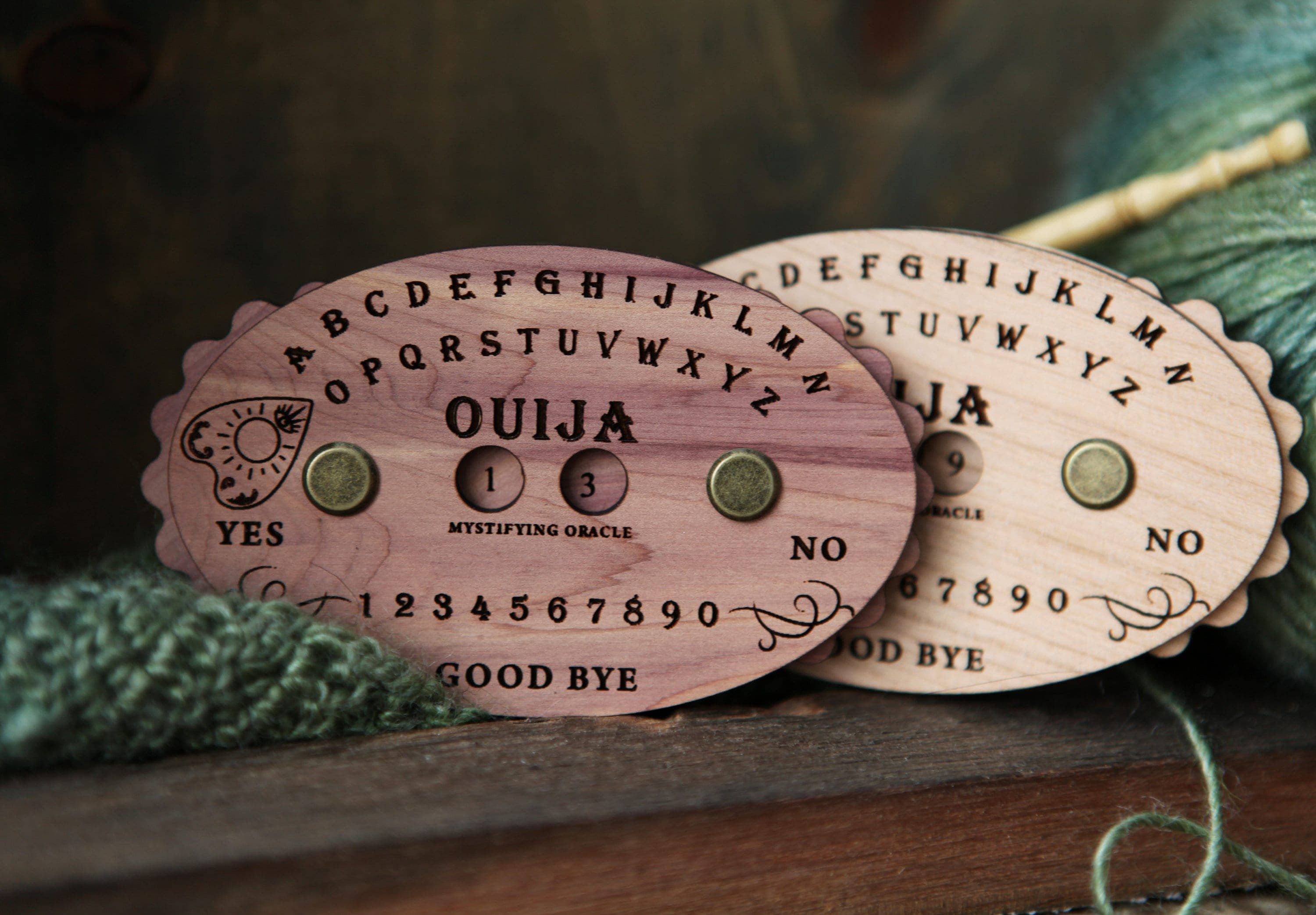 Sunrise Grove - Wholesale Brei- en haakbenodigdheden - Houten rijenteller in Ouija-bordstijl met wijzerplaten6