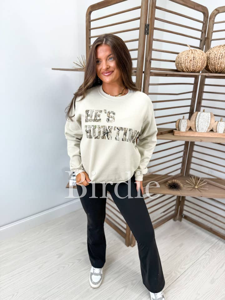 birdie - Wholesale Sweatshirt - Women's - He's Hunting Graphic Crewneck on Sand2