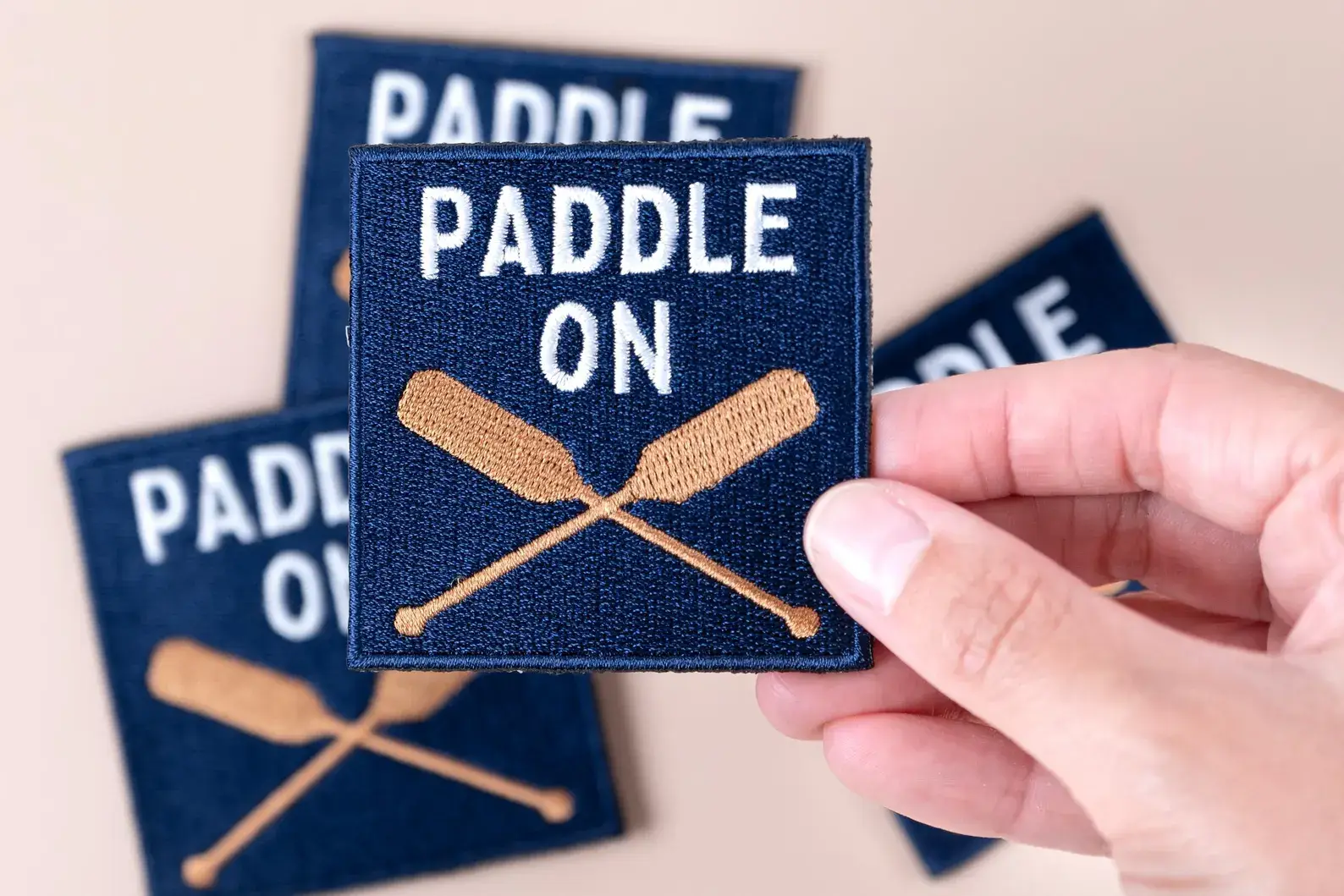 Field Trip Threads - Venta al por mayor Parches - Parche bordado para planchar "Paddle On" Lago Canoa Bolsa de Exterior3