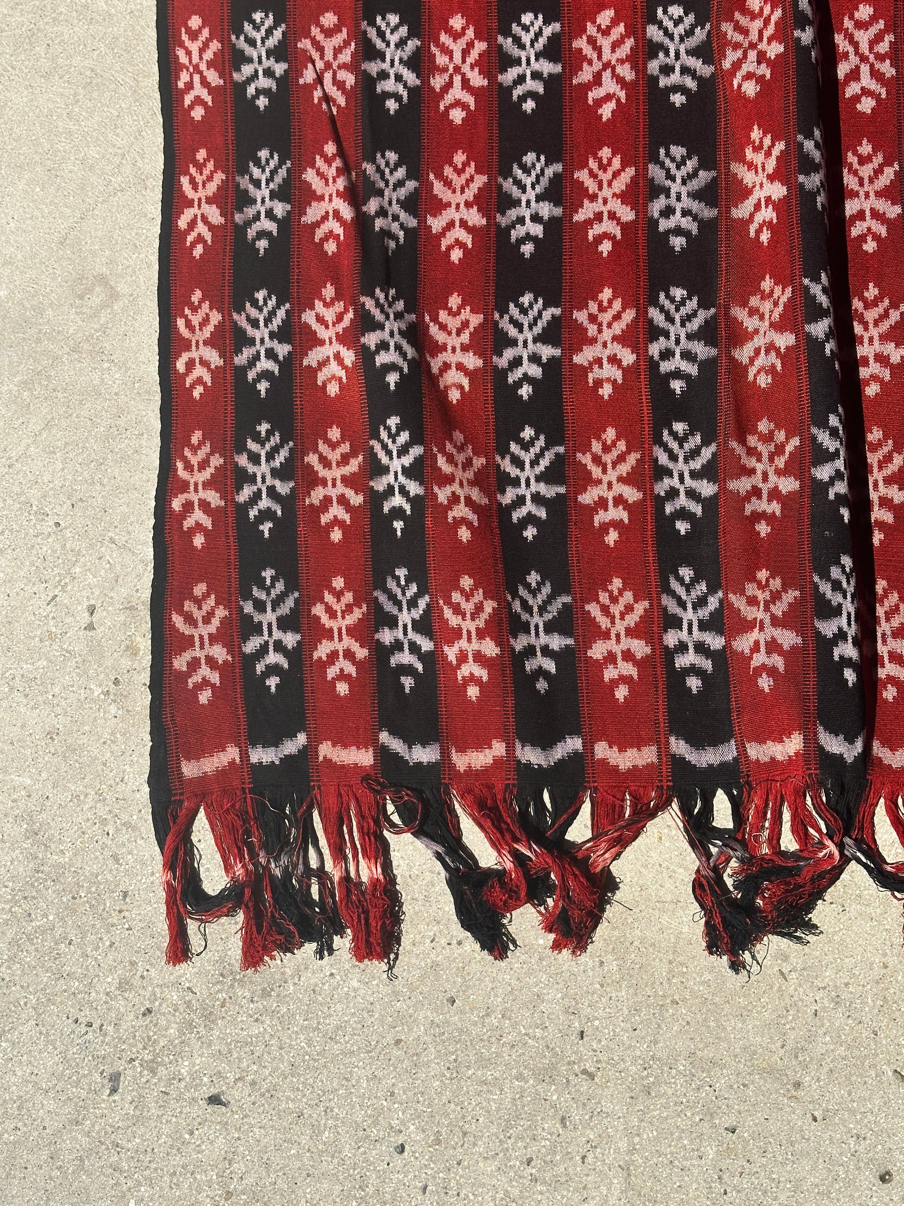 Office Objets - Wholesale Coverlet - Ikat, traditional Indonesian fabric from the island of Savu (Timor) red and black 2m25x7522