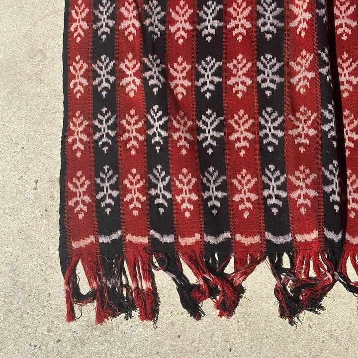 Office Objets - Wholesale Coverlet - Ikat, traditional Indonesian fabric from the island of Savu (Timor) red and black 2m25x7522
